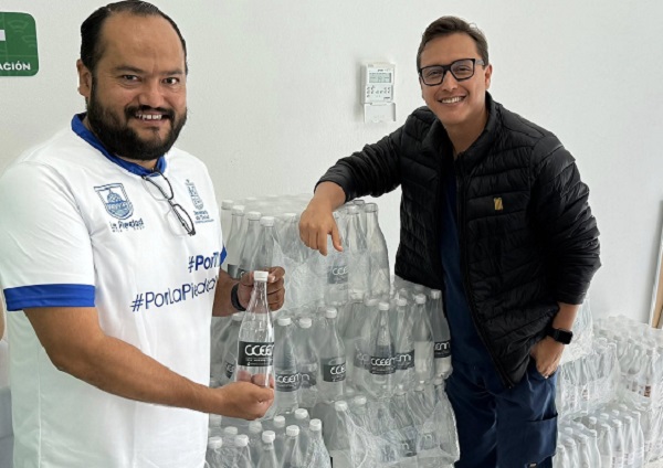 Empresarios donan agua a trabajadores de salud