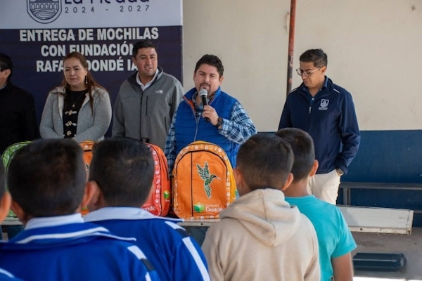 Entregan mochilas a estudiantes de primaria en La Piedad