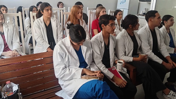 Estudiantes de Nutrición realizan visita académica al CADE Guadalajara