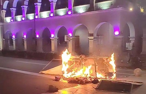 Marcha pacífica se torna en zona ardiente de Apatzingán