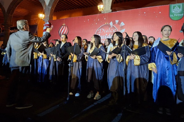Coro de UNIVA participa en tradicional encendido del árbol navideño
