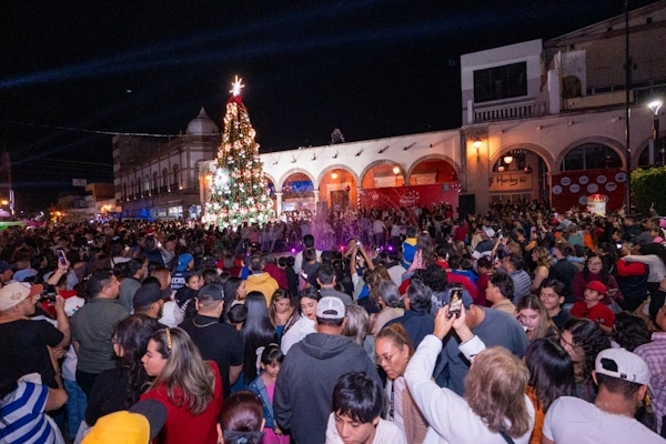 Inician festejos de navidad con encendido de árbol