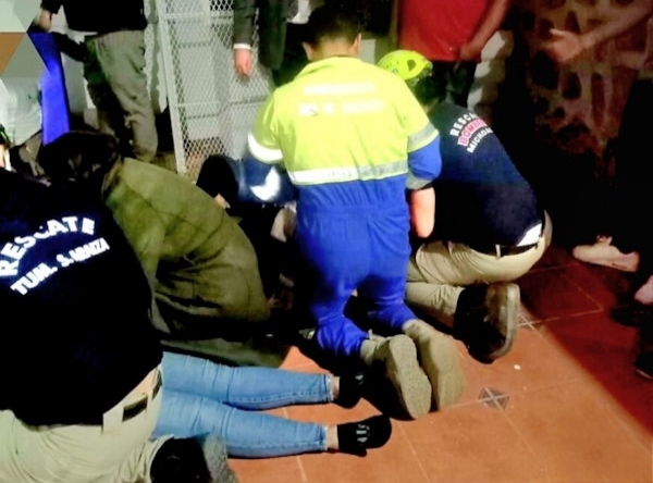 Tres lesionados tras colapso de elevador de carga