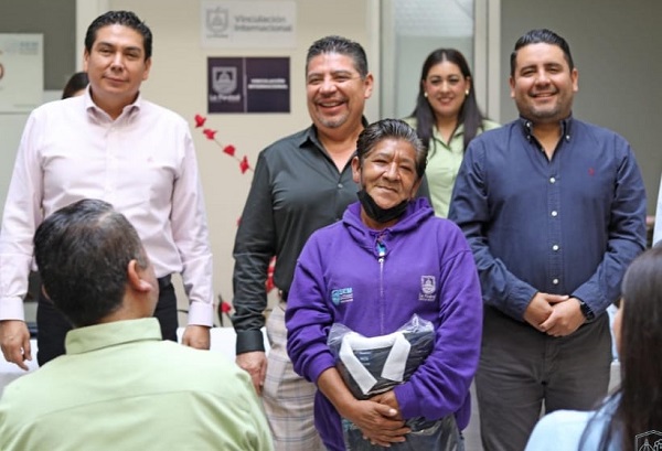 Entregan uniformes a personal de intendencia de SEM
