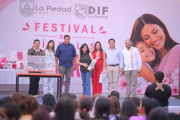 Festejan a mamá en plaza principal de La Piedad