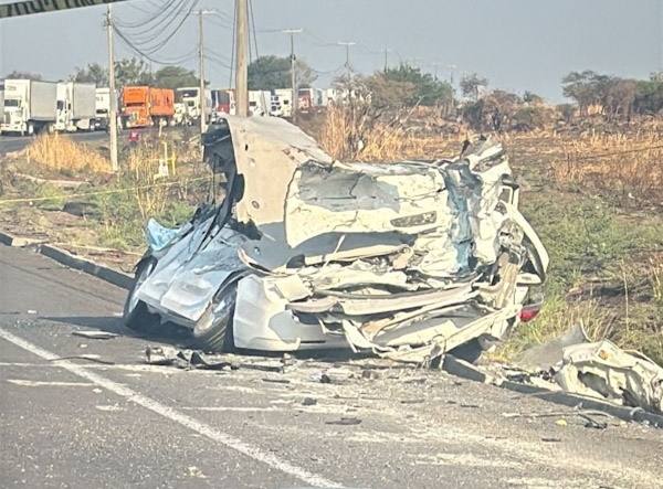 Choque de tráiler y vagoneta deja 2 muertos y heridos