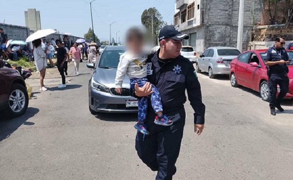 Niño se queda dentro de auto sin ventilación, su Madre buscaba boletos para ver al “El Buki”