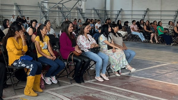 Coro Voces por La Paz celebra a las madres con música y alegría