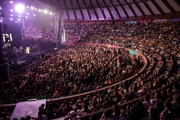 Yuri cautiva a distintas generaciones durante concierto del Jalo Futbolero en el Palacio del Arte