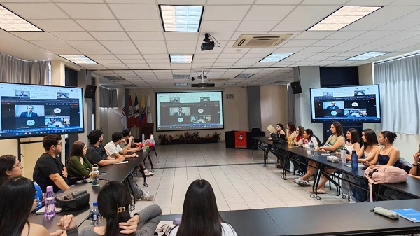 Fortalecen internacionalización de Ciencias Comerciales con Clase Espejo.