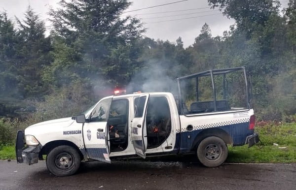 Comuneros queman patrulla de policía en Pomocuarán