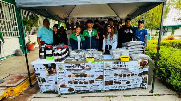 Estudiantes del CBTa 105 exhiben talento e innovación en Feria de Emprendimiento