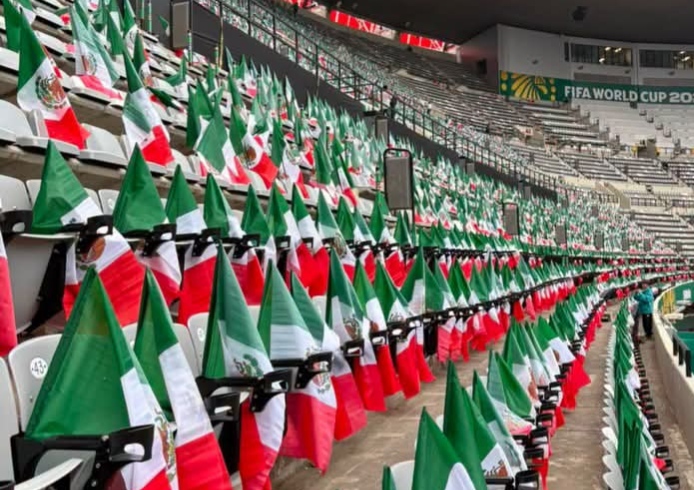 El Azteca se viste de verde, blanco y rojo para apoyar a México