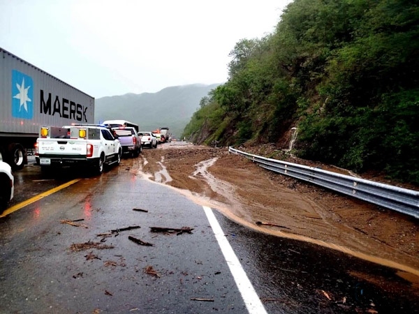 Deslave obliga al cierre parcial de la Autopista Siglo XXI