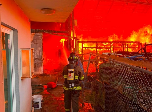 Atiende PC Estatal incendio en fábrica de reciclaje en Morelia