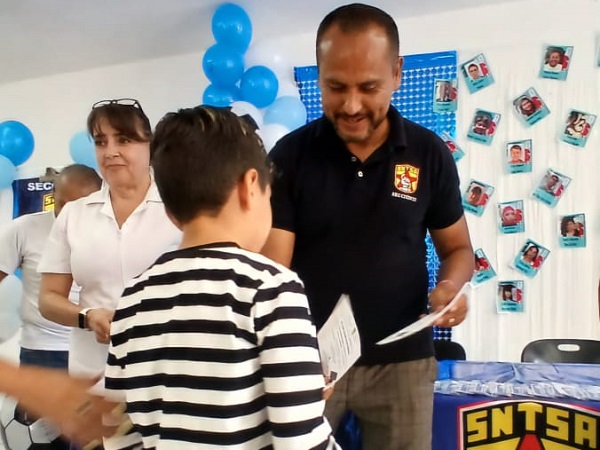 Entregan becas académicas a hijos destacados de trabajadores de salud en La Piedad