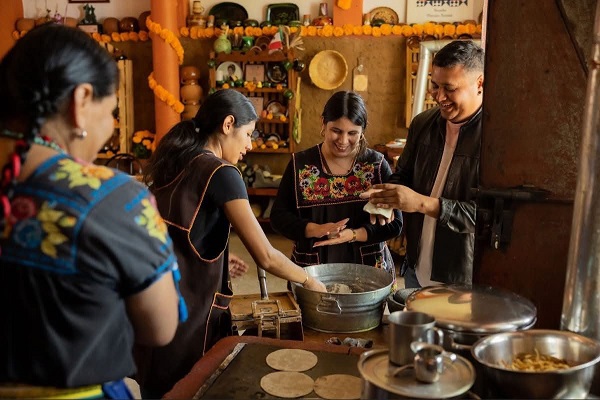Impulsan riqueza cultural con equipamiento a cocineras tradicionales y ecoturismo