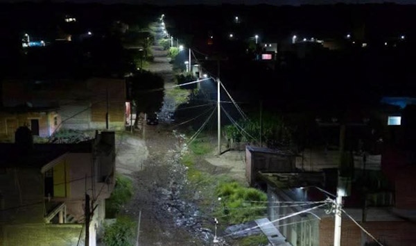 Realizan mejoras de alumbrado y vialidades en la colonia La Escondida