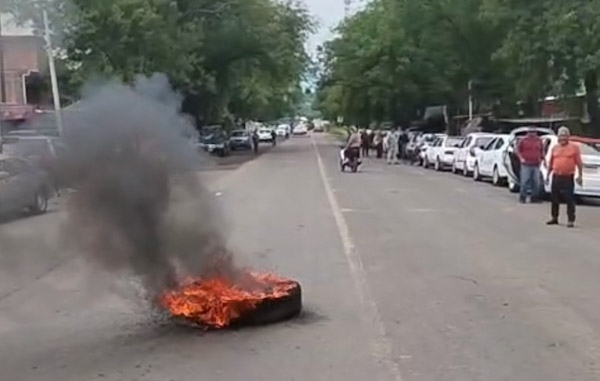 Bloquean carretera Chilchota-Tangancícuaro tras robo de dos camiones