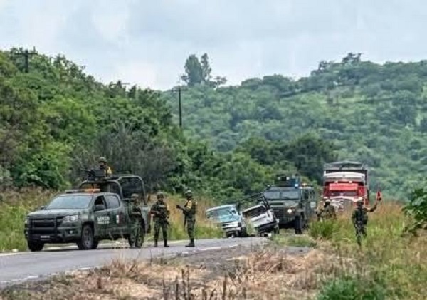 Enfrentamiento entre militares y civiles armados deja cinco muertos en límites de Los Reyes y Cotija